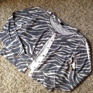 DPia grey white tiger print sweater. Shorty. Button up. Crop style knit ❤️